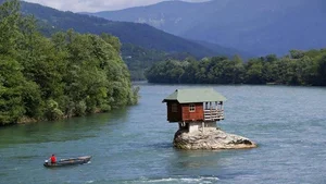 Defying Gravity: The Breathtaking House Perched Precariously on a Rock in the Middle of the River - image 6