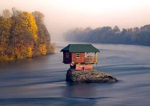 Defying Gravity: The Breathtaking House Perched Precariously on a Rock in the Middle of the River - image 9