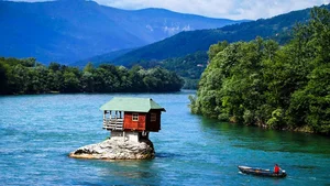 Defying Gravity: The Breathtaking House Perched Precariously on a Rock in the Middle of the River - image 1