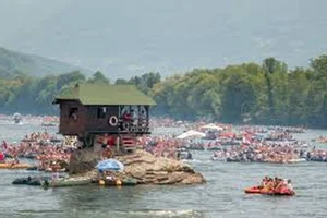 Defying Gravity: The Breathtaking House Perched Precariously on a Rock in the Middle of the River - image 8