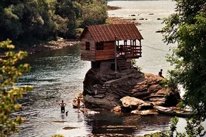 Defying Gravity: The Breathtaking House Perched Precariously on a Rock in the Middle of the River - image 4