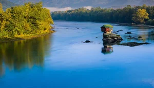 Defying Gravity: The Breathtaking House Perched Precariously on a Rock in the Middle of the River - image 7