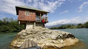Defying Gravity: The Breathtaking House Perched Precariously on a Rock in the Middle of the River - image 3