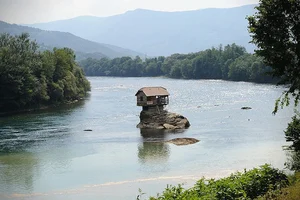 Defying Gravity: The Breathtaking House Perched Precariously on a Rock in the Middle of the River - image 0