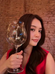 Vietnamese Star News July 11: Real-Life Beauty and Social Media Challenges - image 5