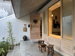 Serene Hoi An Single-Story Retreat: Vinh Home Featuring Red Tile Roofs and Lush Organic Gardens - image 17