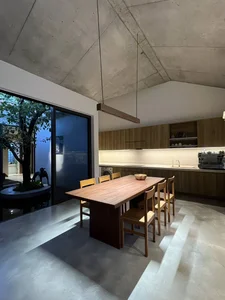 Serene Hoi An Single-Story Retreat: Vinh Home Featuring Red Tile Roofs and Lush Organic Gardens - image 15