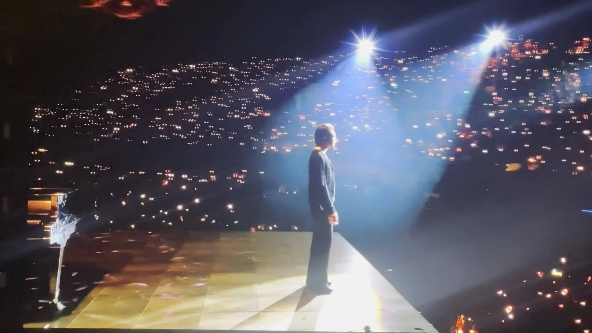 Soobin Blends Modern Pop with Traditional Hat Xam in Spectacular Concert