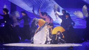 Soobin Blends Modern Pop with Traditional Hat Xam in Spectacular Concert - image 5