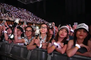 Soobin Blends Modern Pop with Traditional Hat Xam in Spectacular Concert - image 1