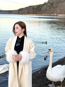 Vietnamese Celebrities Sparkle: Lam Khanh Chi's Bold Fashion and Quynh Nga's Mount Fuji Trip - image 1