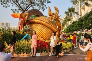 Phu My Hung Spring Flower Street Welcomes Crowds in Saigon - image 9