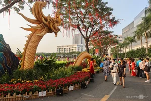 Phu My Hung Spring Flower Street Welcomes Crowds in Saigon - image 7