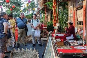 Phu My Hung Spring Flower Street Welcomes Crowds in Saigon - image 6