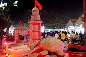 Giant Sea Turtles and Sand Sculptures Amaze Vung Tau Tourists - image 5