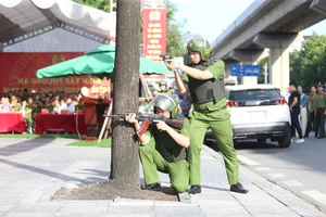 Hanoi Police Conduct Large-Scale Hostage Rescue and Gold Shop Robbery Drill - image 7