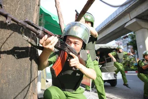 Hanoi Police Conduct Large-Scale Hostage Rescue and Gold Shop Robbery Drill - image 8