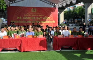 Hanoi Police Conduct Large-Scale Hostage Rescue and Gold Shop Robbery Drill - image 3