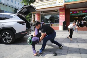 Hanoi Police Conduct Large-Scale Hostage Rescue and Gold Shop Robbery Drill - image 2