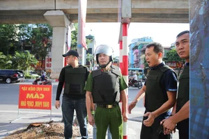 Hanoi Police Conduct Large-Scale Hostage Rescue and Gold Shop Robbery Drill - image 5