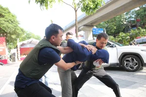 Hanoi Police Conduct Large-Scale Hostage Rescue and Gold Shop Robbery Drill - image 1