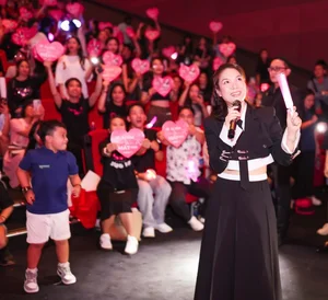 Pop Queen My Tam Rents Out Cinema to Watch Tri Am Liveshow DVD with Fans - image 4