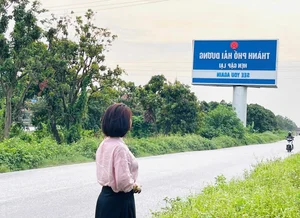 Hai Duong's '34' Community: The Viral Trend of Checking In at the Old Province Sign - image 1