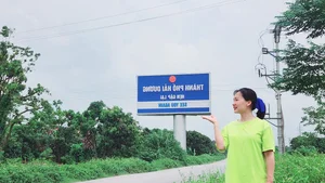 Hai Duong's '34' Community: The Viral Trend of Checking In at the Old Province Sign - image 9