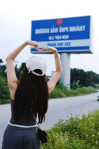 Hai Duong's '34' Community: The Viral Trend of Checking In at the Old Province Sign - image 3