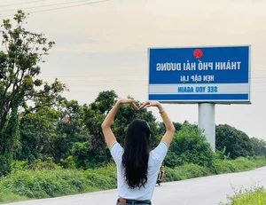 Hai Duong's '34' Community: The Viral Trend of Checking In at the Old Province Sign - image 6