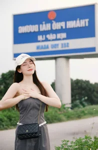 Hai Duong's '34' Community: The Viral Trend of Checking In at the Old Province Sign - image 8
