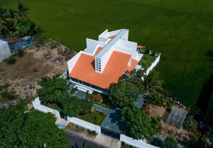 Stunning Traditional Tile-Roof House Featured in US Media - image 9