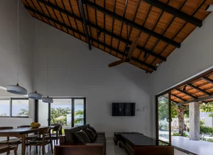 Stunning Traditional Tile-Roof House Featured in US Media - image 2
