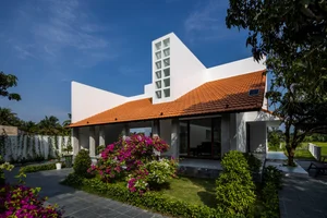 Stunning Traditional Tile-Roof House Featured in US Media - image 5