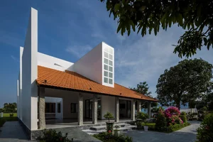 Stunning Traditional Tile-Roof House Featured in US Media - image 7