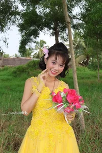 TikToker Thao Da Ua Shares Nostalgic 90s Style Wedding Photos - image 7