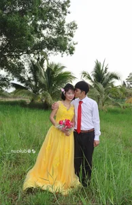 TikToker Thao Da Ua Shares Nostalgic 90s Style Wedding Photos - image 0
