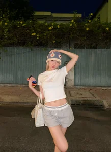 Vietnamese Singer Phuong Ly Stuns Fans with Her Surreal Waistline - image 3
