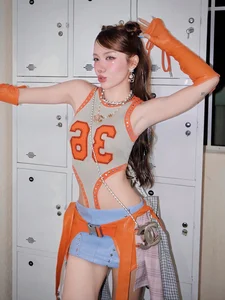 Vietnamese Singer Phuong Ly Stuns Fans with Her Surreal Waistline - image 4