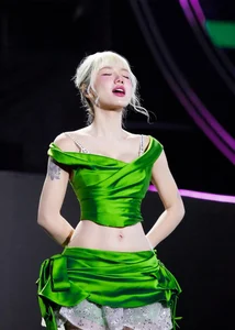 Vietnamese Singer Phuong Ly Stuns Fans with Her Surreal Waistline - image 0