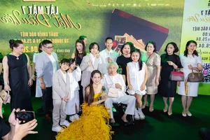 Red Carpet Elegance: Vietnamese Stars Shine at Ly Hai's Highly Anticipated Movie Premiere - image 1