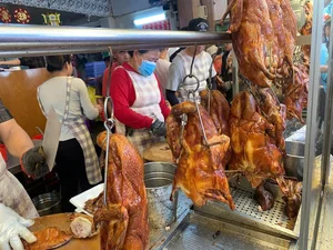 Roasted Pork and Duck Sell Out for Hungry Ghost Festival - image 9