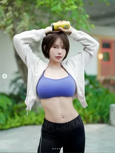 Famous Model Sparks Online Sensation with Bold and Creative Cosplay Trend - image 8