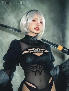 Famous Model Sparks Online Sensation with Bold and Creative Cosplay Trend - image 3