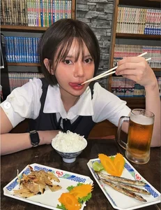 Famous Model Sparks Online Sensation with Bold and Creative Cosplay Trend - image 5
