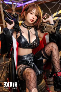 Famous Model Sparks Online Sensation with Bold and Creative Cosplay Trend - image 1