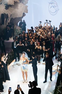 Miss Thuy Tien's Hilarious Tactic to Catch Minh Tu's Wedding Bouquet - image 8