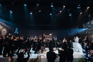 Miss Thuy Tien's Hilarious Tactic to Catch Minh Tu's Wedding Bouquet - image 6