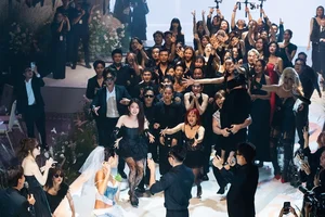Miss Thuy Tien's Hilarious Tactic to Catch Minh Tu's Wedding Bouquet - image 0