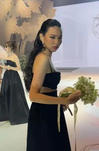 Miss Thuy Tien's Hilarious Tactic to Catch Minh Tu's Wedding Bouquet - image 1